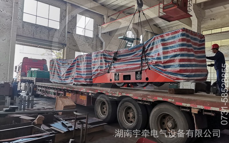 一批双驾驶室8吨蓄电池电机车发货.jpg